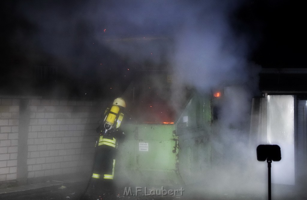 Feuer Papp Presscontainer Koeln Hoehenberg Bochumerstr P070.JPG - Miklos Laubert